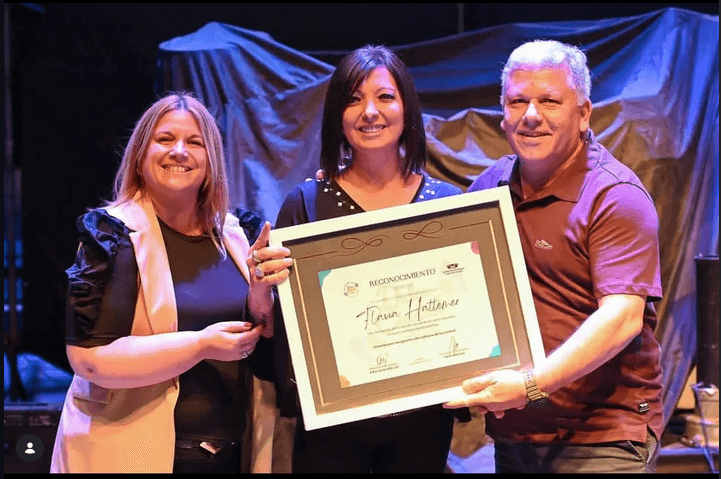 Flavia Hattemer recibiendo el reconocimiento oficial por la canción del Festival Nacional Dulce Ciudad del País